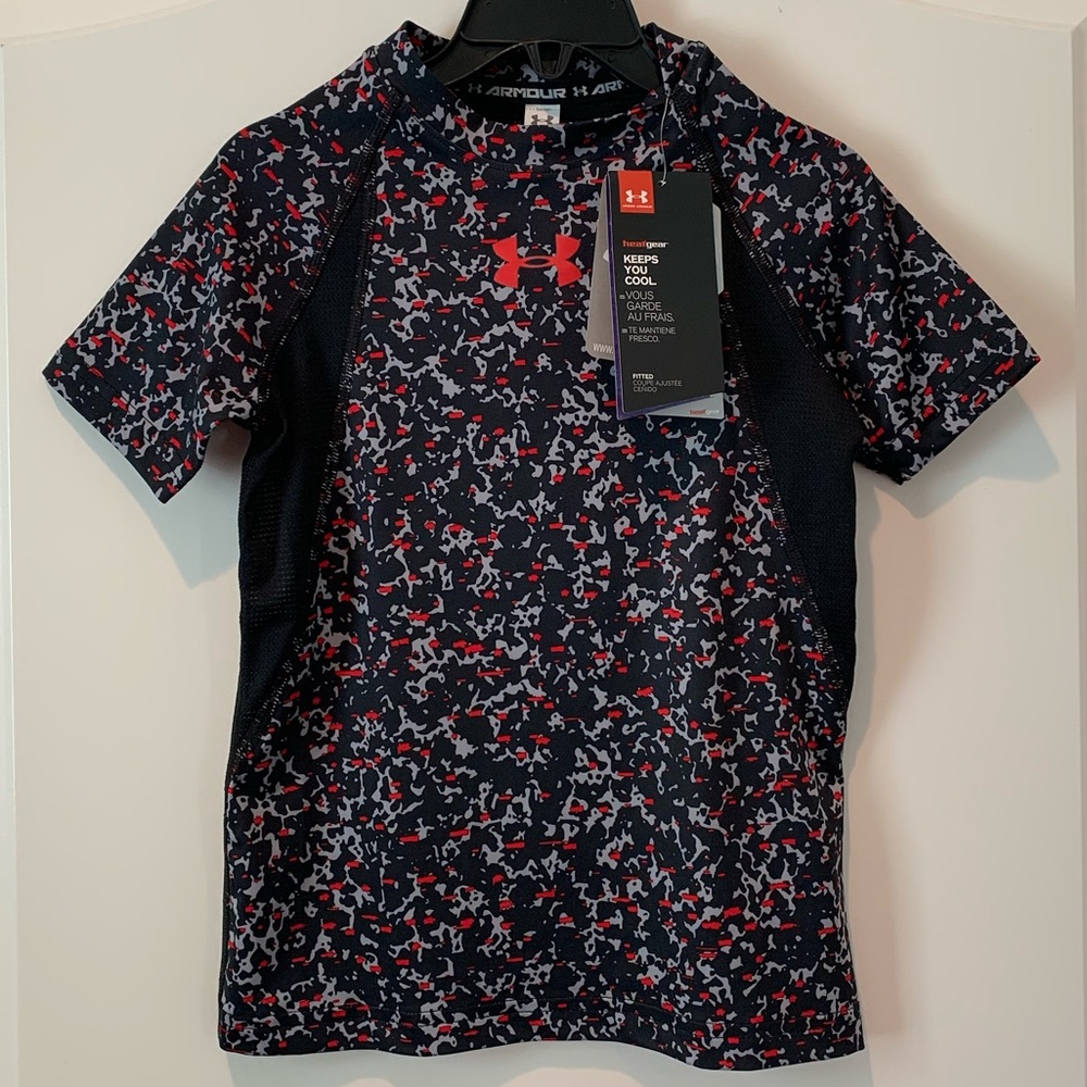 💙 NWT. Under Armour fitted mesh performance top.